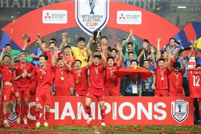 Trong khi đó, đội tuyển Việt Nam cũng có 3 lần nâng cúp AFF Cup vào các năm 2008, 2018 và 2024. Ảnh: Việt An.