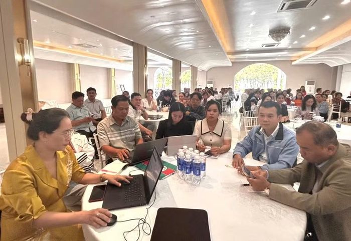 Các đại biểu làm việc nhóm.