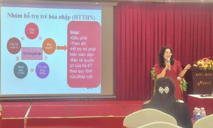 Báo cáo viên triển khai các nội dung trao đổi tại Hội thảo.