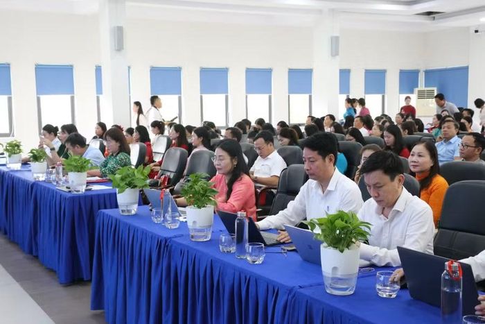 Lãnh đạo Sở GD&ĐT và các phòng, ban tham dự hội nghị.