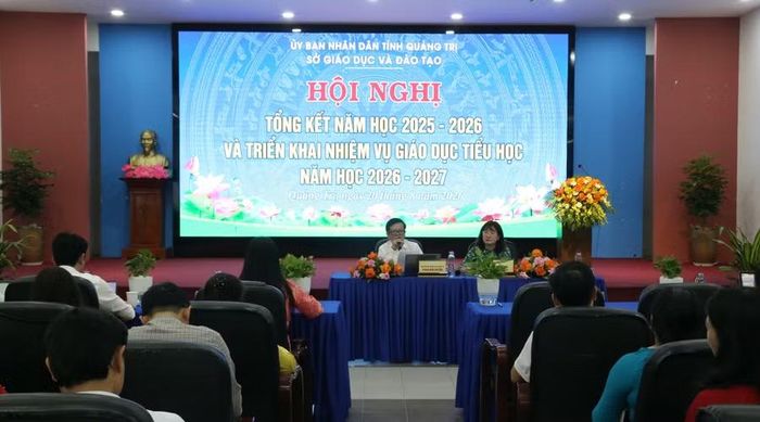 Lãnh đạo Sở GD&ĐT điều hành hội nghị.