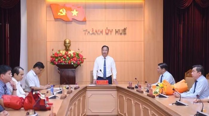 Ông Phạm Đức Tiến - Phó Bí thư Thường trực Thành ủy Huế phát biểu giao nhiệm vụ cho các cán bộ.
