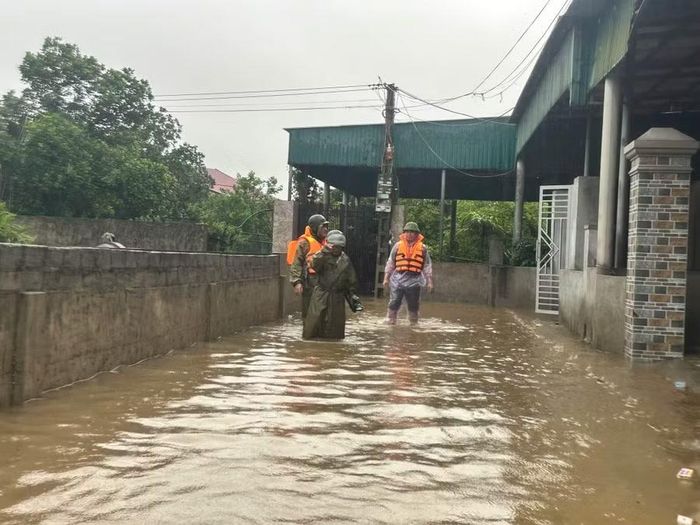 Một số tuyến đường, nhà dân tại xã Cẩm Trung (Hà Tĩnh) bị ngập nước. (Ảnh CA xã Cẩm Trung).