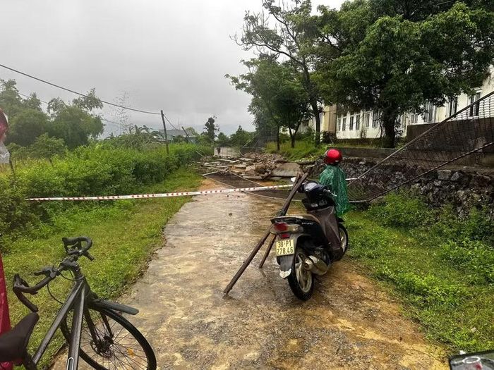 Do ảnh hưởng của thời tiết, một phần khu vực tường rào Trưởng Tiểu học Kỳ Xuân bị đổ sập.