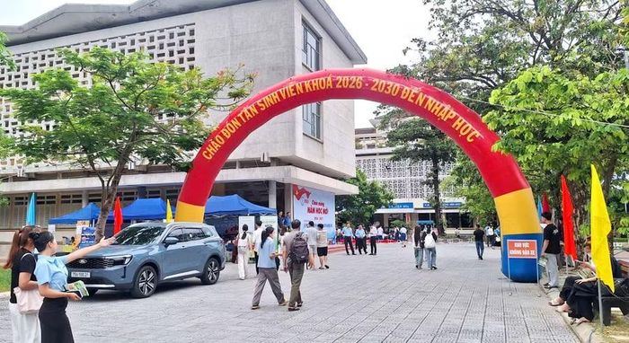 Tân sinh viên Khóa 2026-2030 nhập học tại Trường ĐH Sư phạm Huế.