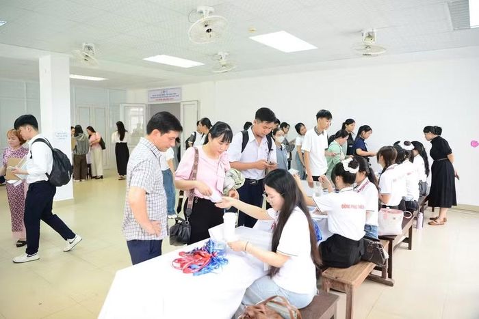 Các khu vực khác diễn ra đồng bộ quá trình đón tiếp tân sinh viên.