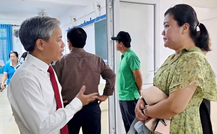 Hiệu trưởng Trường ĐH Sư phạm Huế trao đổi với phụ huynh yên tâm về môi trường học tập tốt tại đây.