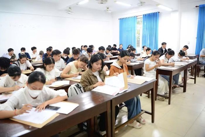 Các em làm thủ tục nhập học tại các phòng học.