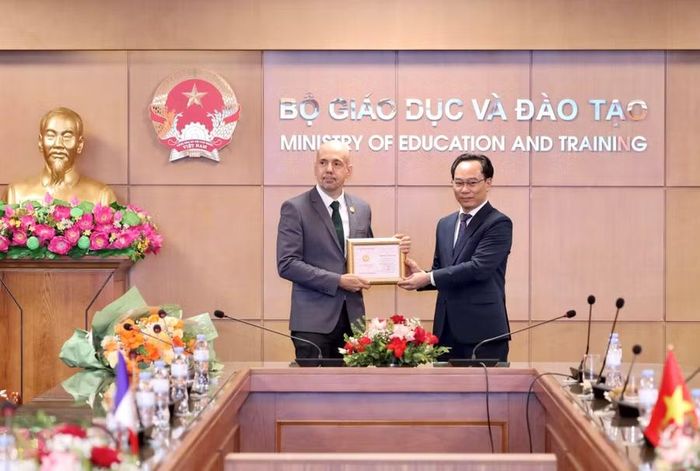 Bộ trưởng Hoàng Minh Sơn trao Kỷ niệm chương cho ngài Arnaud Pannier - Tùy viên Hợp tác giáo dục.