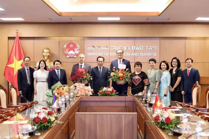 Đại biểu chụp ảnh lưu niệm tại lễ trao Kỷ niệm chương.