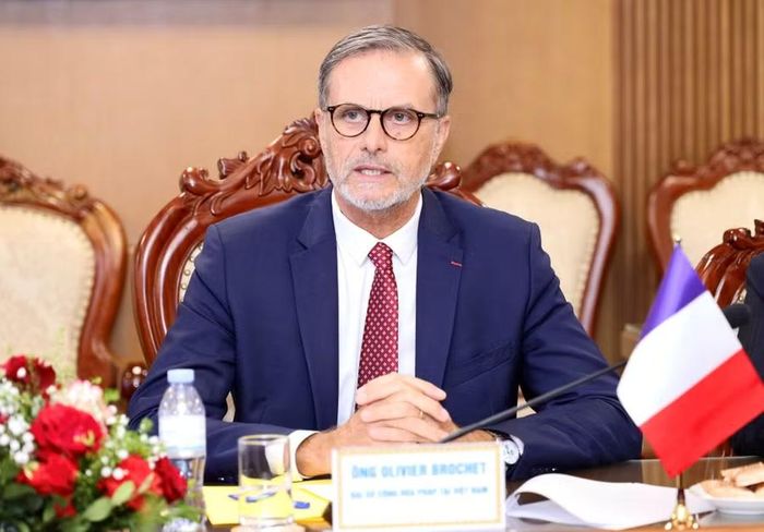 Đại sứ Olivier Brochet phát biểu.