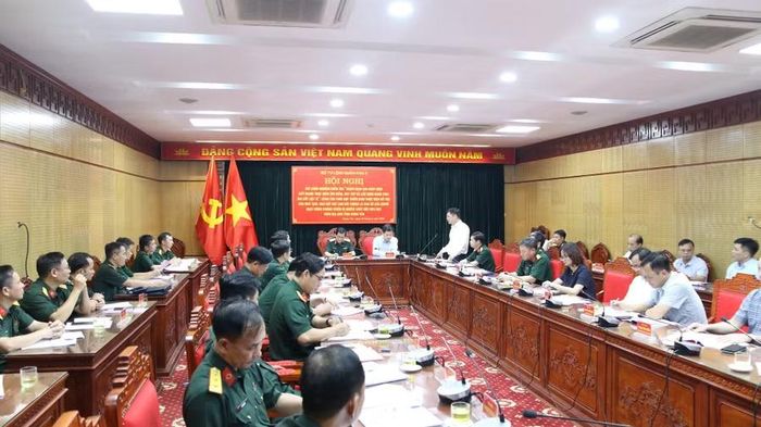 Hội nghị rút kinh nghiệm kiểm tra “Chiến dịch 500 ngày đêm" và công tác phối hợp triển khai hỗ trợ xóa nhà tạm, nhà dột nát cho đối tượng là con đẻ của người hoạt động kháng chiến bị nhiễm chất độc hóa học tại tỉnh Hưng Yên. Ảnh: Đinh Chiến.
