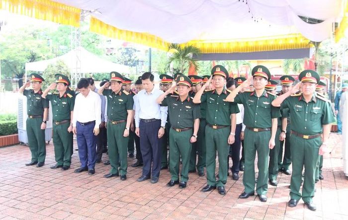 Đoàn công tác Quân khu 3 cùng lãnh đạo tỉnh Hưng Yên dâng hương, hoa tại Nghĩa trang liệt sĩ phường Trần Lãm. Ảnh: Đinh Chiến.