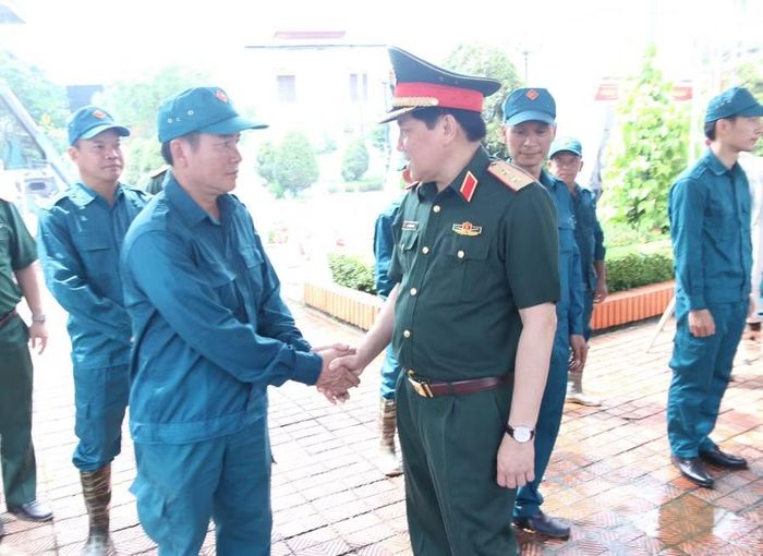 Trung tướng Nguyễn Đức Hưng - Uỷ viên BCH Trung ương Đảng, Chính Uỷ Quân Khu 3 động viên lực lượng khai quật, lấy mẫu hài cốt liệt sĩ tại Nghĩa trang liệt sĩ phường Trần Lãm. Ảnh: Đinh Chiến.
