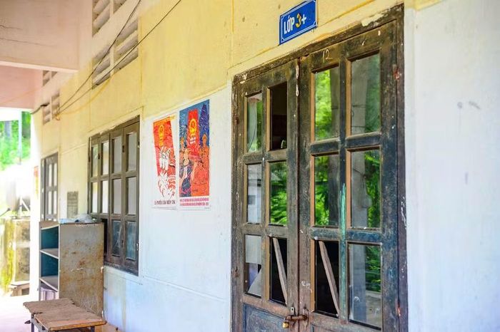 Hệ thống cửa phòng học đã xuống cấp.