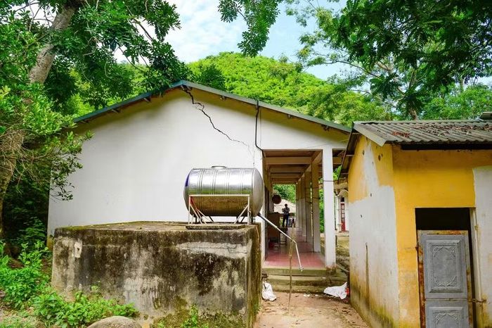 Tường phòng học bị nứt, gây mất an toàn cho học sinh.