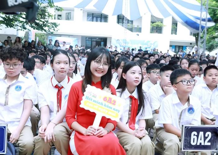 Cô trò lớp 6A2, Trường THCS Nguyễn Trường Tộ.