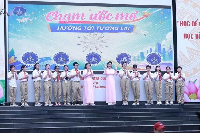 Đại diện nhà trường và học sinh khối 6 năm học 2026-2027 chào đón hành trình "Chạm ước mơ - Hướng tới tương lai".