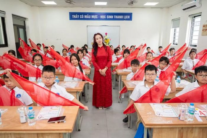 Cô giáo và học trò lớp 6, Trường THCS Nguyễn Trường Tộ chào đón năm học mới 2026-2027.