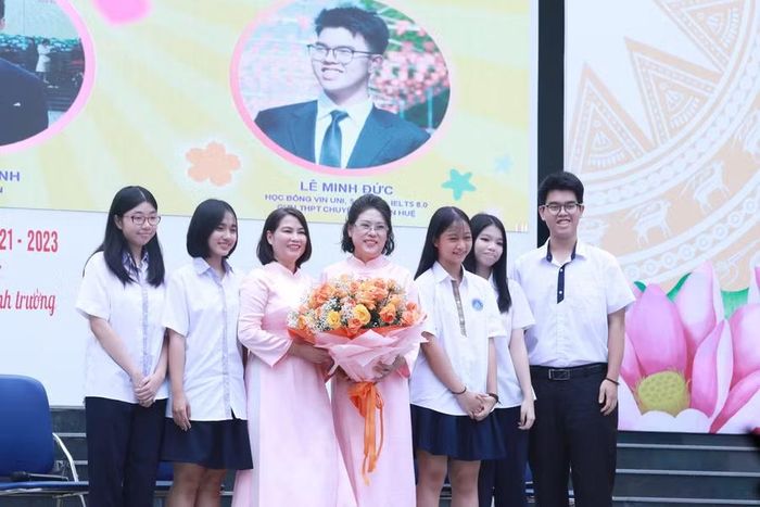 Cựu học sinh về thăm và tặng hoa tri ân các thầy cô giáo.