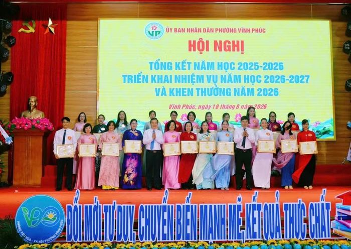 Lãnh đạo Sở GD&ĐT Phú Thọ cùng Bí thư Đảng ủy phường Vĩnh Phúc khen thưởng cán bộ quản lý, giáo viên.