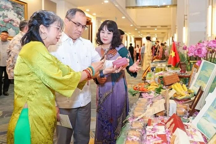  Một góc trưng bày các sản phẩm của Việt Nam. (Ảnh: Đinh Hòa) 