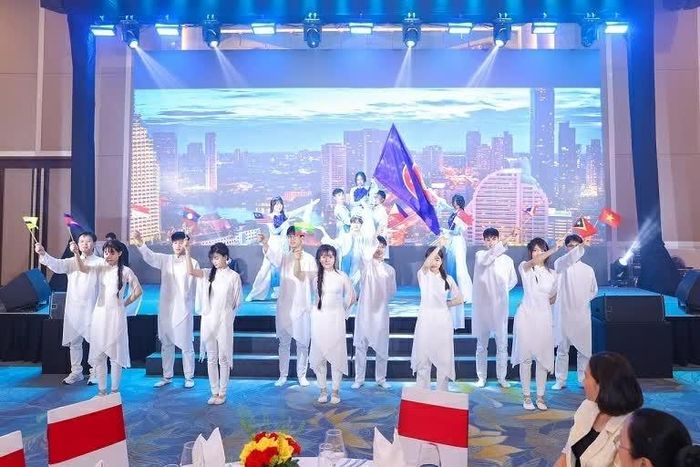  Một trong những tiết mục văn nghệ đặc sắc được biểu diễn tại chương trình. (Ảnh: Đinh Hòa) 