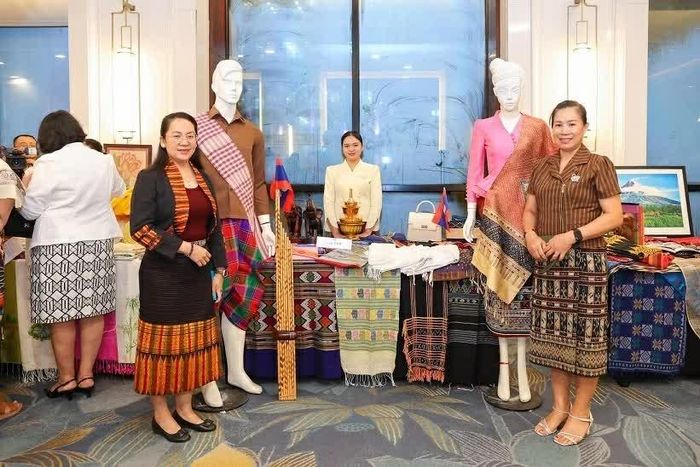  Khu trưng bày giới thiệu trang phục và các sản phẩm truyền thống của nước Cộng hòa Dân chủ Nhân dân Lào tại sự kiện. (Ảnh: Đinh Hòa) 