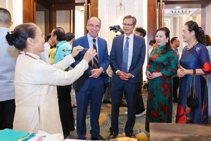 Các đại biểu tham quan khu trưng bày sản phẩm lụa truyền thống của Việt Nam. (Ảnh: Đinh Hòa)