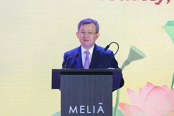  Chủ tịch Liên hiệp các tổ chức hữu nghị thành phố Hà Nội Nguyễn Ngọc Kỳ phát biểu khai mạc chương trình. (Ảnh: Đinh Hòa) 