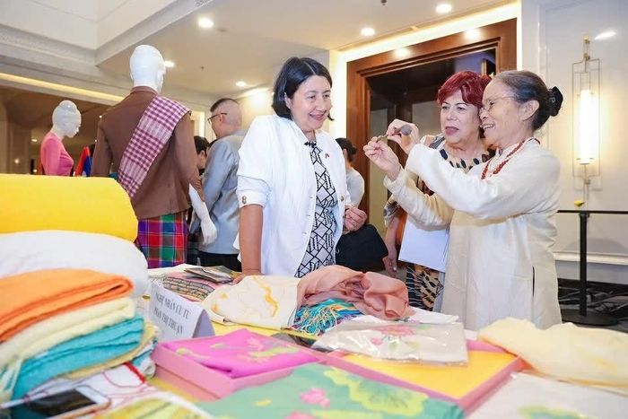  Các đại biểu tham quan khu trưng bày sản phẩm lụa truyền thống của Việt Nam. (Ảnh: Đinh Hòa) 