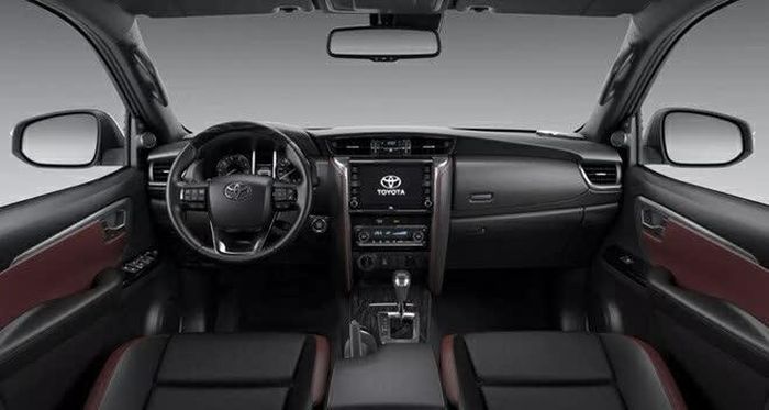 Khoang nội thất Toyota Fortuner được thiết kế theo hướng rộng rãi và thực dụng.