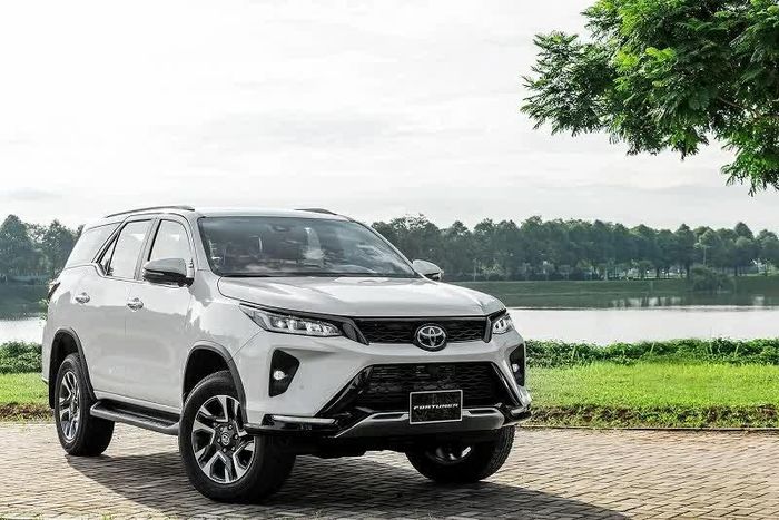 Toyota Fortuner sở hữu ngoại hình khỏe khoắn.