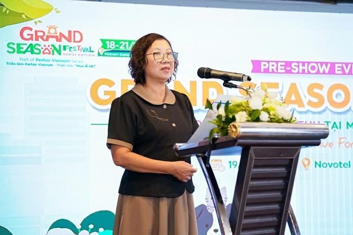 Bà Thúy Trần, nhà sáng lập Pety trao đổi tại phiên chia sẻ “Thị trường thú cưng Việt Nam 2026: Người tiêu dùng đang mua gì và cơ hội tăng trưởng cuối năm”. (Ảnh: Vân Chi)