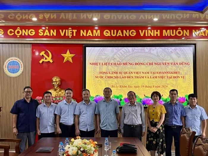 Các đại biểu chụp ảnh lưu niệm. (Nguồn: Tổng Lãnh sự quán Việt Nam tại Savannakhet)
