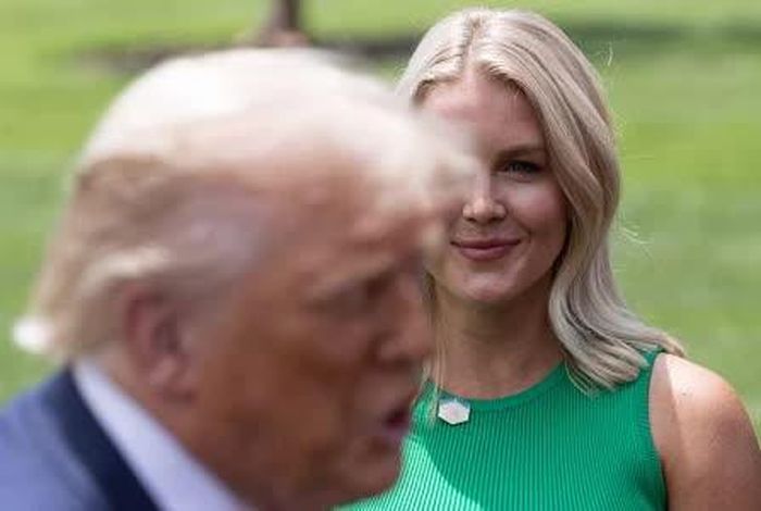 Tổng thống Mỹ Donald Trump cùng Thư ký Báo chí Nhà Trắng Karoline Leavitt trao đổi với các phóng viên, ngày 15/7/2025. (Nguồn: Getty Images)