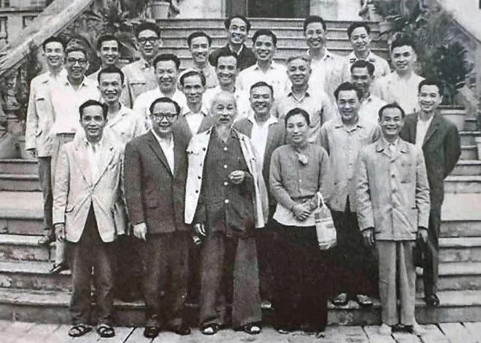 Chủ tịch Hồ Chí Minh tiếp đoàn cán bộ Mặt trận Dân tộc Giải phóng miền Nam Việt Nam (tháng 3/1966). (Ảnh tư liệu)
