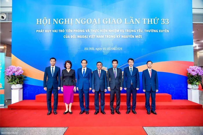 Thường trực Ban Bí thư Trần Cẩm Tú chụp ảnh cùng Lãnh đạo Bộ Ngoại giao. (Ảnh: Chu Văn)