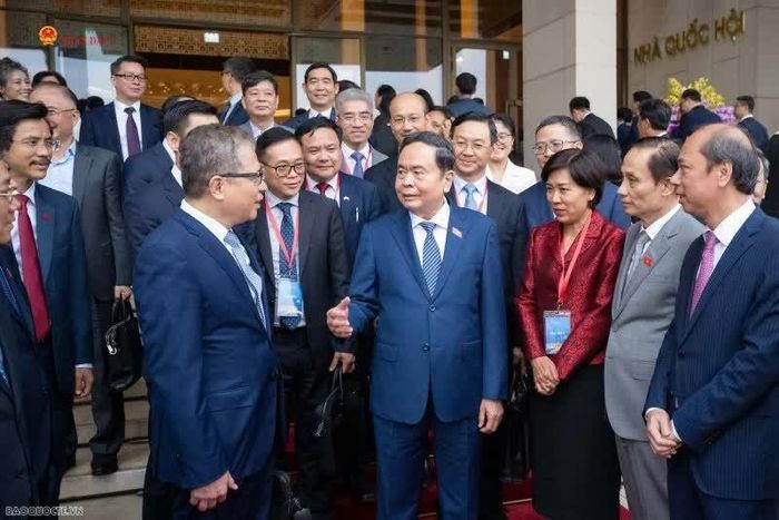 Chủ tịch Quốc hội Trần Thanh Mẫn làm việc với Đoàn lãnh đạo Bộ Ngoại giao và các Trưởng cơ quan đại diện Việt Nam ở nước ngoài nhân dịp về nước dự Hội nghị Ngoại giao lần thứ 33. (Ảnh: Chu Văn)