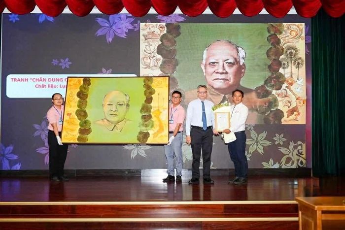 Ông Phạm Thành Nam, Giám đốc Bảo tàng Tôn Đức Thắng trao thư cảm ơn họa sĩ Việt Anh đã trao tặng tranh chân dung Chủ tịch Tôn Đức Thắng. (Nguồn: BTC)