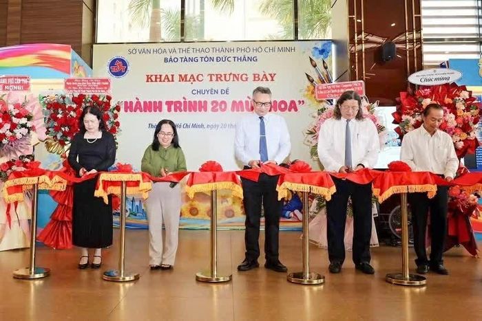 Các đại biểu thực hiện nghi thức cắt băng khai mạc trưng bày chuyên đề “Hành trình 20 mùa hoa”. (Nguồn: BTC)