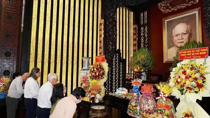 Các đại biểu dâng hương Chủ tịch Tôn Đức Thắng. (Nguồn: BTC)