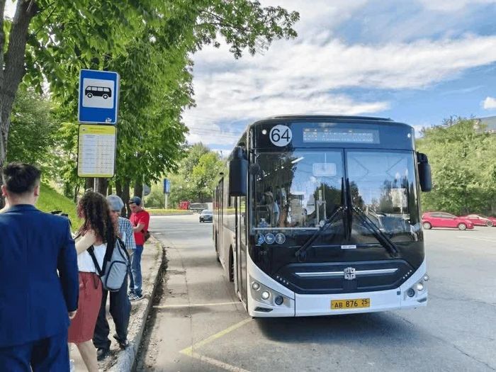 Trạm xe buýt “Công viên Hồ Chí Minh” là một trong những trạm xe buýt nhộn nhịp ở thành phố Vladivostok. (Nguồn: Tổng Lãnh sự quán Việt Nam tại Vladivostok)