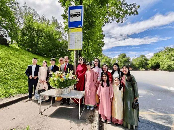 Toàn thể cán bộ và gia đình Tổng lãnh sự quán Việt Nam tại Vladivostok chụp ảnh lưu niệm tại trạm xe buýt. (Nguồn: Tổng Lãnh sự quán Việt Nam tại Vladivostok)