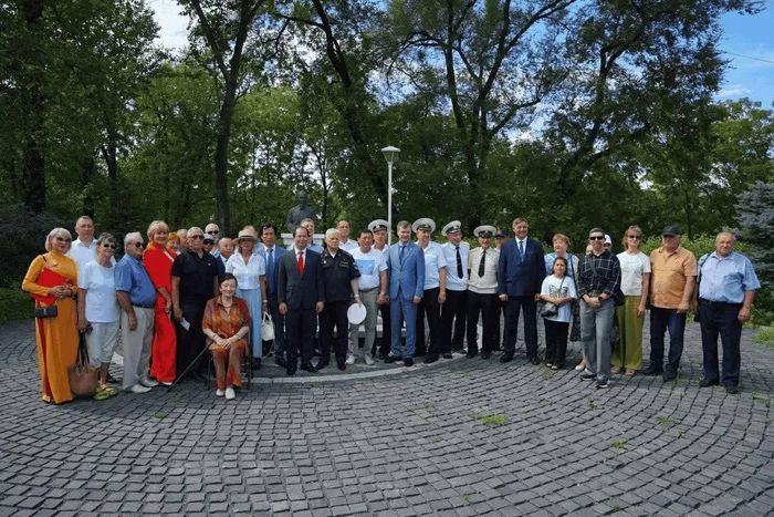 Tổng Lãnh sự Nguyễn Việt Kiên và Hội Hữu nghị với Việt Nam tại Primorye. (Nguồn: Tổng Lãnh sự quán Việt Nam tại Vladivostok)