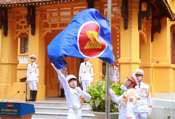 Lễ thượng cờ ASEAN nhân dịp kỷ niệm 59 năm Ngày thành lập ASEAN (8/8/1967-8/8/2026) được tổ chức trang trọng tại trụ sở Bộ Ngoại giao. (Ảnh: Thành Long)