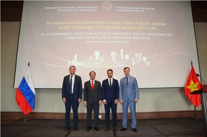 Tổng Lãnh sự Nguyễn Việt Kiên và các đại biểu chụp ảnh lưu niệm. (Nguồn: Tổng Lãnh sự quán Việt Nam tại Vladivostok)