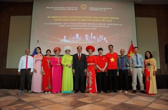 Tổng Lãnh sự Nguyễn Việt Kiên cùng đội văn nghệ cộng đồng. (Nguồn: Tổng Lãnh sự quán Việt Nam tại Vladivostok)