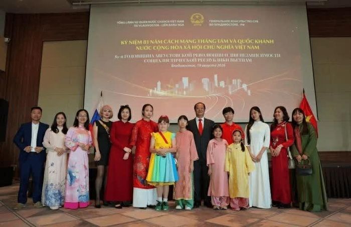 Cán bộ nhân viên Tổng Lãnh sự quán và gia đình tại Lễ kỷ niệm. (Nguồn: Tổng Lãnh sự quán Việt Nam tại Vladivostok)