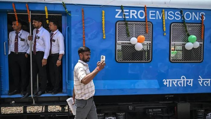Hành khách chụp ảnh cùng tàu hỏa chạy bằng hydro đầu tiên của Ấn Độ tại bang Haryana, ngày 17/7. (Nguồn: Getty Images)